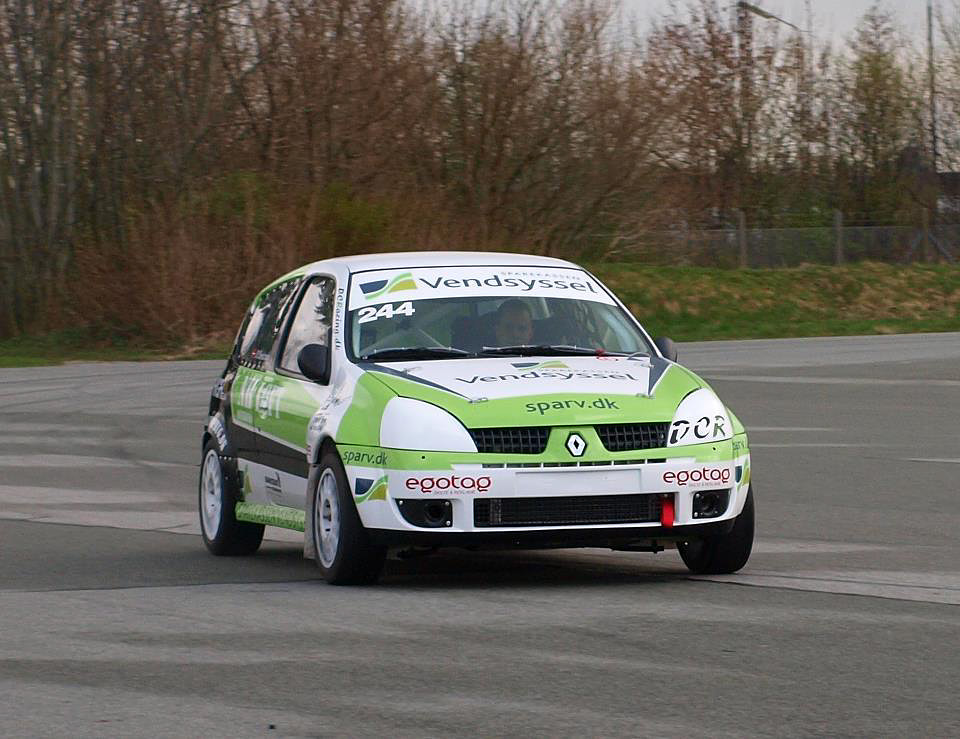 Dennis D. Christensen tester den nye Renault Clio på køreteknisk anlæg i Hjørring
(Foto: Kim Lauritsen)